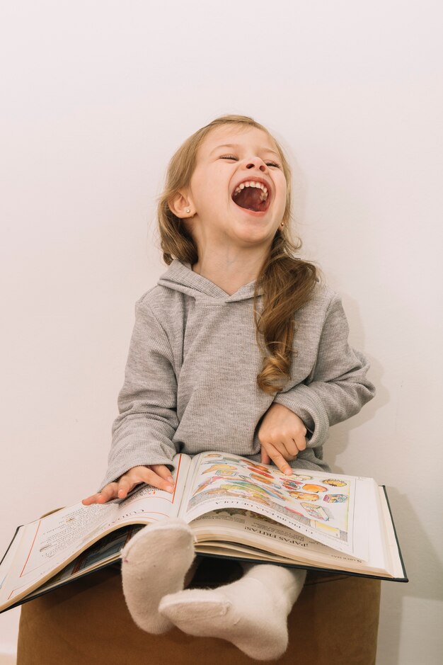 20230918120611 fpdl.in laughing girl reading book pouf 23 2147896506 normal